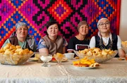 Stolze Frauen im Herzen der Himmelsberge / Tian Shan Gebirge (Kirgistan)