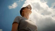 Wie hält sie das aus? Dachdeckermeisterin Julia Peetz arbeitet bei mehr als 30°C auf dem Dach.