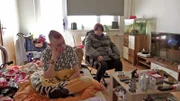 Pamela (re.) muss bei Nadine ausziehen