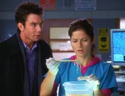 Wie sicher sind Militärschutzwesten? Jordan (Jill Hennessy) und Woody (Jerry O'Connell) vermuten, dass durch die mangelnde Qualität tausende Soldaten den Tod fanden.