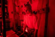 Sunny (Valentina Pahde) kann nicht glauben, was sie gerade in der Dunkelkammer gesehen hat!