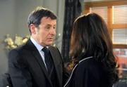 ARD ROTE ROSEN FOLGE 1496, am Mittwoch um 14:10 Uhr im ERSTEN. Gunter (Hermann Toelcke, l.) macht Benita (Barbara Ricci, r.) klar, dass er den Kontakt zu Merle nicht abbrechen wird.