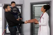 Vivi (Jane Chirwa, r.) staunt nicht schlecht - ihr Halbbruder Matteo (Mike Adler, l.) kommt mit einem Jungen aus dem Urlaub. Sami Matoub (Maamar Abbou, M.) scheint sehr an Matteo zu hängen.