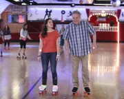 Erica Goldberg (Hayley Orrantia) und Murray Goldberg (Jeff Garlin)