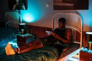 Karl (Ben Andrews Rumler) chillt auf seinem Bett.