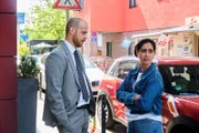 Esma (Özge Delioglan) ist erschüttert, dass Bandits Besitzerin doch noch aufgetaucht ist. Links Tobias (Patrick Müller)