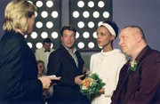 Wilhelmina (Dennenesch Zoude) und Armin (Udo Kroschwald, re.) lassen sich - ausgerechnet - von Johnny (Sascha Gluth, li.) trauen. Patrick Lindner (spielt sich selbst) wird als prominenter Gast auf der Hochzeit singen.