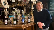 Björn Freitag lässt vier verschiedene alkoholfreie Biere verkosten.