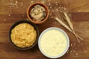 Selbstgebackenes Brot mit zweierlei Aufstrichen: Liptauer und Eiaufstrich.