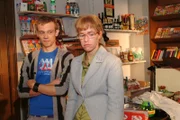 Lisa (Alexandra Neldel, r.) gesteht Jürgen (Oliver Bokern, l.), dass sie sich an Süßigkeiten vergriffen hat und ihre Diät aufgeben will. (Dieses Foto von Alexandra Neldel darf nur in Zusammenhang mit der Berichterstattung über die Serie "Verliebt in Berlin" veröffentlicht und verbreitet werden.)