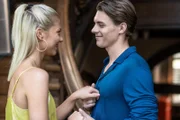 Nach ihrem handfesten Streit kommen sich Sunny (Valentina Pahde) und Lennard (Gerrit Klein) immer näher...