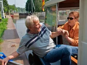 MDR Fernsehen IN ALLER FREUNDSCHAFT FOLGE 365, "Heimlichkeiten", am Donnerstag (22.08.13) um 11:45 Uhr. "Heimlichkeiten", Regie: Jürgen Brauer, am Dienstag (02.10.07) um 21:05 Uhr im Ersten. Otto Stein (Rolf Becker) plant zum diesjährigen Gedenktag seiner verstorbenen Frau einen Ausflug mit dem Boot. Um sich vor Martin nicht zu blamieren, übt er mit Charlotte (Ursula Karusseit). Doch gleich beim Besteigen des Bootes wird klar, dass Otto sich mit dieser Unternehmung an seine Grenzen wagt.