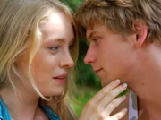 Die blinde Nadine (Katharina Heyer) und Sebastian (Steve Wrzesniowski) haben sich verabredet. Dabei kommen sich die beiden näher.