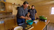 Matthias Wurm aus Osterhofen kocht mit seinem Fischerfreund Walter Huber.