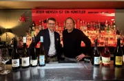 Sommelier und Sensorik-Experte Christian Frens (li.) und Björn Freitag (re.) probieren sich durch das Sortiment alkoholfreier Weine und Schaumweine.