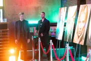 Brian (Felix Lampert) betrachtet eingehend die Fotos seiner Masterclassschüler...