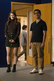 Phoebe Duncan (Molly Kunz, l.); Rizwan Asadi (Arash DeMaxi, r.)