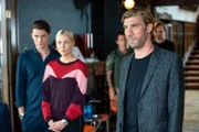 Brian (Felix Lampert) spricht den Eltern von Kim sein Beileid aus. Im Hintergrund Sunny (Valentina Pahde), die von Lennard (Gerrit Klein) getröstet wird.
