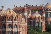 Im Zentrum von Barcelona wurde dieses Gebäude von Lluís Domènech i Montaner entworfen, einem visionären Architekten, aber auch Professor, Politiker und Intellektuellen.