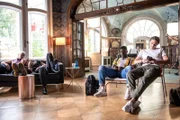 Die Masterclass (v.l.n.r.: Linda Rohrer, Wilson Gonzalez Ochsenknecht, Ben Andrews Rumler, Gerrit Klein) haben die Nachricht bekommen, dass die Lesbenfotos von Kim und Frieda geleaked wurden.