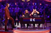 Moderator Kai Pflaume (l.) mit Rateteam-Kapitän Elton (r.) und der Schauspielerin Christina Plate (M.).