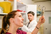 Betty (Bettina Lamprecht) und Dr. Marco Behring (Maximilian Grill).