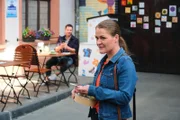 Nadine (Floriane Eichhorn) genießt das angeregte Geplänkel zwischen Gunnar (Paul Cless) und ihr.