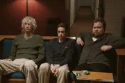 Colson (Colson Baker, l.), Pete (Pete Davidson, M.) und Hauser (Paul Walter Hauser, r.) sitzen alle drei in der Entzugsklinik fest. Sie werden von den Therapeuten immer wieder darauf hingewiesen, dass Drogen verboten sind.