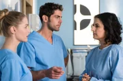 Leyla Sherbaz (Sanam Afrashteh, r.) erkundigt sich besorgt bei Julia (Mirka Pigulla, l.) und Niklas (Roy Peter Link, M.) nach dem Befinden von Clara Jacbos.