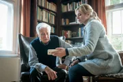 Ina Zimmermann (Melanie Marschke) zeigt Leopold Franke (Horst Westphal) ein Video seiner entführten Enkelin.