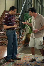 Alan (Jon Cryer, l.) und Charlie (Charlie Sheen, r.) planen eine Party für ihre Mutter.