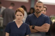 April (Sarah Drew, l.) muss sich um die Ehefrau eines Mannes aus ihrer Vergangenheit kümmern, während ein neuer Fall Jackson (Jesse Williams, r.) besonders nahe geht ...