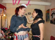 Die quirlige Eve (li.) wird Nicole in die Welt des 30er-Jahre-Striptease einführen..
