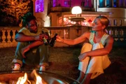 Karl (Ben Andrews Rumler) und Sunny (Valentina Pahde) trinken am Lagerfeuer ein Bier!  +++ Die Verwendung des sendungsbezogenen Materials ist nur mit dem Hinweis und Verlinkung auf RTL+ gestattet. +++