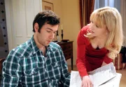 Jacob (Andreas Thiele, l.) und Rosalie (Natalie Alison, r.) entdecken die Anzeige, in der Lena eine Million Euro aussetzt, um den Mörder ihres Vaters zu schnappen.