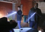 Bevor jemand eine hochgiftige Substanz zu einer Bio-Waffe umfunktioniert, begeben sich Callen (Chris O'Donnell, l.) und Sam (LL Cool J, r.) auf eine geheime Mission nach Mexiko ...