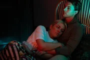 Lennard (Gerrit Klein) ist für Sunny (Valentina Pahde) da. Er versucht sie zu trösten...