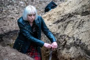 Kurze Zeit später hat Ruby (Linda Rohrer) bereits ein beachtliches Loch gebuddelt. Aber wofür?!  +++ Die Verwendung des sendungsbezogenen Materials ist nur mit dem Hinweis und Verlinkung auf RTL+ gestattet.