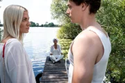 Sunny (Valentina Pahde) kann ihren Augen kaum trauen. Vanessa (Anne Brendler) ist mal wieder auf dem Selbstfindungstrip. Lennard (Gerrit Klein) ist amüsiert.