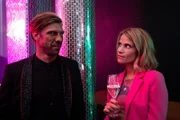 Brian (Felix Lampert) und Reporterin Carola (Finja Martens) scheinen sich sehr gut zu verstehen...