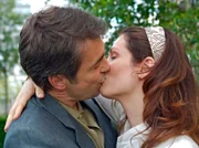 Valentin Hoppe (Stefan Gubser) entschuldigt sich kleinlaut bei Elena Eichhorn (Cheryl Shepard). Sie bleibt zunächst unversöhnlich und Valentin muss seinen ganzen Charme aufbringen, um Elena zurückzugewinnen.