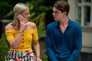 Sunny (Valentina Pahde) bekommt einen Anruf von ihrer Mutter Vanessa. Lennard (Gerrit Klein) beobachtet sie.