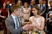 Hochzeit: Piwi (Meo Wulf, vorne links) und Anke (Fabienne Haller, vorne rechts) geben sich das Ja-Wort. Mit dabei sind - hinten von links: Clara (Lisa-Marie Koroll), Christian (Francis Fulton Smith), Paul (Julian K&ouml;nig), Tanja (Christina Athenst&auml;dt), Lotte (Anne Sophie Triesch), Erika (Carolin Fink), Dieter (Christian Maria Goebel), Michael (Luca Zamperoni), Inge (Uta Schorn) und Baby Ben (Matthis Anton Tierling).