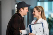 Der erklärte Pechvogel Lenny Merck (Philipp Lind, l.) stellt sich als echte Herausforderung für die Assistenzärztin Julia Berger (Mirka Pigulla, r.) heraus.