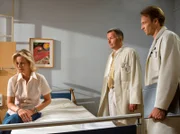Gudrun Kresnik (Claudia Rieschel) hat nach einem Herzstillstand vor zwei Jahren einen Defibrillator eingesetzt bekommen. Dr. Roland Heilmann (Thomas Rühmann, Mitte) und Dr. Martin Stein (Bernhard Bettermann) raten ihr, diesen Defibrillator wechseln zu lassen, da der alte defekt ist und es jederzeit zu einem erneuten Herzstillstand kommen kann.