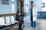 Matteo (Mike Adler, l.) konnte sich durchsetzen: Sami (Maamar Abbou, r.) muss nicht ins Heim; er selbst wird auf den Jungen aufpassen.