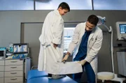 Dr. Matteo Moreau (Mike Adler, r.) schneidet Sami (Maamar Abbou, l.) den geklauten Kittel zurecht.