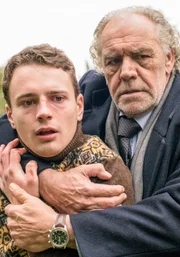 Borchert (Christian Kohlund, re.) hält Julian (Johannes Meister) zurück. Borchert (Christian Kohlund, re.) hält Julian (Johannes Meister) zurück.