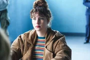 Die Malerin Mathilde (Sinead Thronhill) steht im Verdacht, ein Gemälde gefälscht zu haben.
