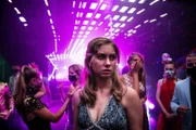 Kim (Sarah Buchholzer) ist umgeben von wild feiernden Menschen.